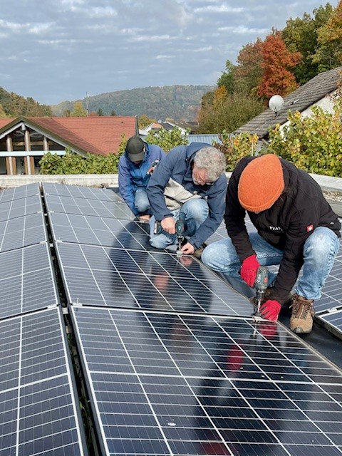 Alle Befestigungen müssen gelöst werden